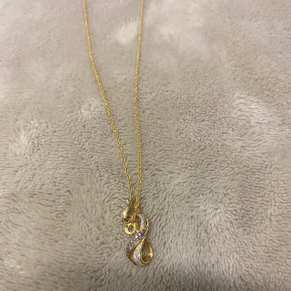 Gold and diamonds chips necklace